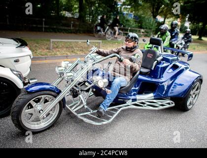 Hannover, Deutschland. Juni 2020. Ein Teilnehmer fährt mit seinem Motorrad während einer Demonstrationsfahrt auf der Rudolf-von-Bennigsen Bank. Mit der Fahrt von Hildesheim nach Hannover wollen die Motorradfahrer gegen strengere Gesetze protestieren. Hintergrund sind Vorschläge des Bundesrates zur Lärmvermeidung. Quelle: Hauke-Christian Dittrich/dpa/Alamy Live News Stockfoto