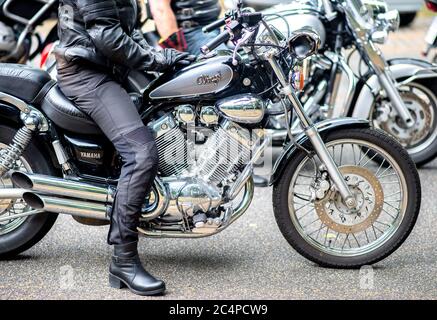 Hannover, Deutschland. Juni 2020. Eine Frau fährt auf ihrem Yamaha-Motorrad während einer Demonstrationsfahrt auf der Rudolf-von-Bennigsen-Bank. Mit der Fahrt von Hildesheim nach Hannover wollen die Motorradfahrer gegen strengere Gesetze protestieren. Hintergrund sind Vorschläge des Bundesrates zur Lärmvermeidung. Quelle: Hauke-Christian Dittrich/dpa/Alamy Live News Stockfoto