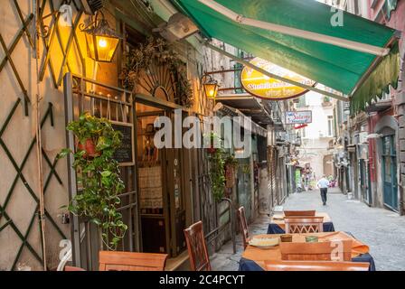 Gassenrestaurant im Stadtzentrum von Neapel, Italien. Dieses Gebiet gehört zum UNESCO-Weltkulturerbe und gehört zum historischen Stadtzentrum von Neapel. Stockfoto