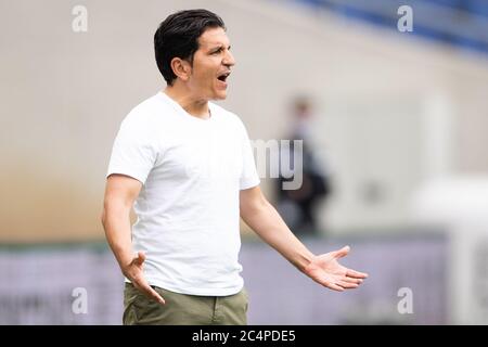 Hannover, Deutschland. Juni 2020. Fußball: 2. Bundesliga, Hannover 96 - VfL Bochum, 34. Spieltag in der HDI-Arena. Hannover-Coach Kenan Kocak zeigt sich am Rande des Feldes. Quelle: Swen Pförtner/dpa - WICHTIGER HINWEIS: Gemäß den Bestimmungen der DFL Deutsche Fußball Liga und des DFB Deutscher Fußball-Bund ist es untersagt, im Stadion und/oder aus dem Spiel aufgenommene Aufnahmen in Form von Sequenzbildern und/oder videoähnlichen Fotoserien zu nutzen oder auszunutzen./dpa/Alamy Live News Stockfoto