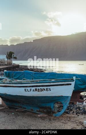 Ausgenutzte Fischerboote am Ufer von La Graciosa/Graciosa Insel Caleta del Sebo, Kanarische Inseln, Spanien Stockfoto