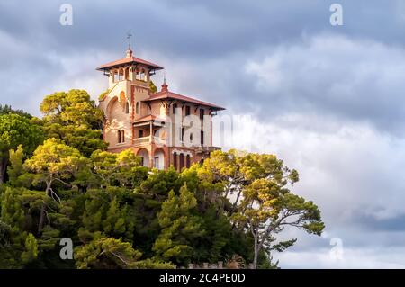 Portofino, Italien - 29. September 2010: Blick auf eine Luxusvilla am Meer, umgeben von Vegetation. Portofino ist berühmt für die vielen luxuriösen Villen Stockfoto