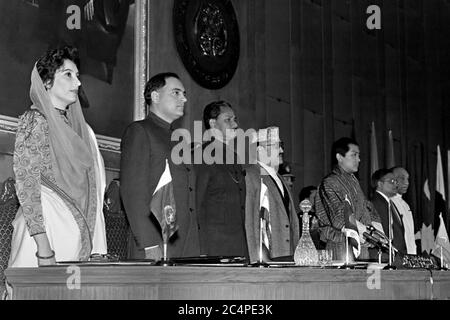 Die südasiatischen Staats- und Regierungschefs stehen beim Beginn des vierten SAARC-Gipfeltreffens am 29. Dezember 1988 in Islamabad, Pakistan, zusammen. Von links nach rechts stehen: Pakistans Premierminister Benazir Bhutto, der indische Premierminister Rajiv Gandhi, der Präsident Hussain Muhammad Ershad aus Bangladesch, der Nepalkönig Birendra Bir Bikram Shah, Bhutan-König Jigme Singye Wangchuck, der maledivische Premierminister Maumoon Abdul Gayoom und der Präsident von Sri Lanka J. R. Jayewardene. Stockfoto