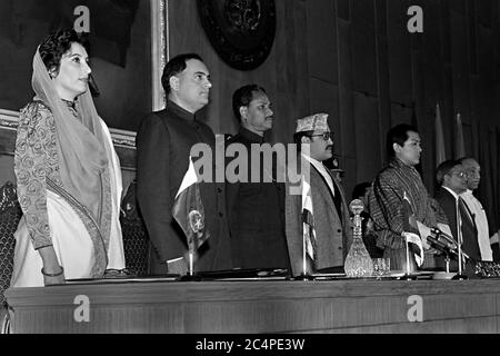 Die südasiatischen Staats- und Regierungschefs stehen beim Beginn des vierten SAARC-Gipfeltreffens am 29. Dezember 1988 in Islamabad, Pakistan, zusammen. Von links nach rechts stehen: Pakistans Premierminister Benazir Bhutto, der indische Premierminister Rajiv Gandhi, der Präsident Hussain Muhammad Ershad aus Bangladesch, der Nepalkönig Birendra Bir Bikram Shah, Bhutan-König Jigme Singye Wangchuck, der maledivische Premierminister Maumoon Abdul Gayoom und der Präsident von Sri Lanka J. R. Jayewardene. Stockfoto