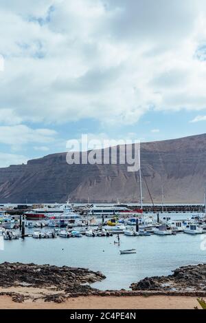 Der Hafen von La Graciosa / Graciosa Insel der wichtigsten Siedlung Caleta del Sebo Blick auf Lanzarote Insel, Kanarische Inseln, Spanien Stockfoto