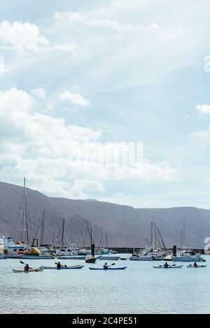 Der Hafen von La Graciosa / Graciosa Insel der wichtigsten Siedlung Caleta del Sebo Blick auf Lanzarote Insel, Kanarische Inseln, Spanien Stockfoto