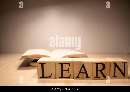 Das Wort lernen von Holzwürfeln. Der Hintergrund wurde im Studio aufgenommen. Stockfoto