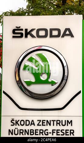Furth, Deutschland : Skoda Logo auf einem Autohändler in Bayern. Skoda ist ein tschechischer Automobilhersteller, der 1895 als Laurin und Klement gegründet wurde. Stockfoto