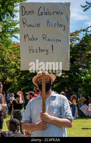 Ein Mann hält sein Plakat während einer BLM Protestkundgebung. Stockfoto