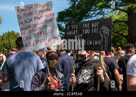Zwei junge Damen halten ihre Plakate während des BLM-Protestes. Stockfoto