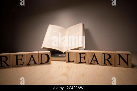 Das Wort lernen von Holzwürfeln. Der Hintergrund wurde im Studio aufgenommen. Stockfoto