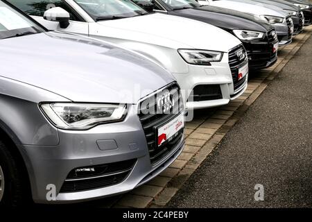 Nürnberg, Deutschland: Nahaufnahme von Audi Autos im Rohbau bei einem Audi Händler Stockfoto