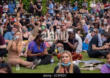 Nach dem Marsch durch die Straßen der Stadt versammelten sich die Demonstranten im Dane John Park, um Reden zu hören. Stockfoto