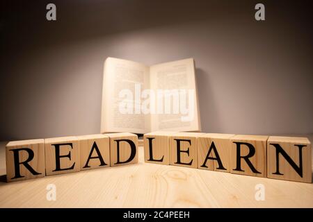 Das Wort lernen von Holzwürfeln. Der Hintergrund wurde im Studio aufgenommen. Stockfoto