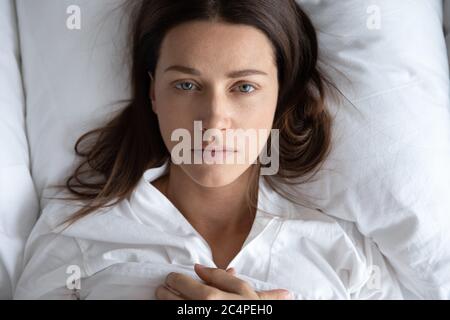 Depressive junge Frau Ruhe im Bett leiden an Depressionen Stockfoto