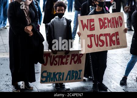 VEREINIGTES KÖNIGREICH, WALES. Juni 2020. Die Bürger von Cardiff versammeln sich im Regen im Senedd (National Assembly Building), Cardiff Bay, um Solidarität zu zeigen und Gerechtigkeit für Shukri Abdi zu fordern, ein junges Mädchen, das durch Mobbing starb, als Teil der Black Lives Matter (BLM) Bewegung. Stockfoto