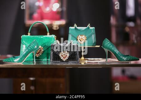 Mailand, Italien - 13. Januar 2020: Dolce Gabbana Lederschuhe und -Taschen Stockfoto