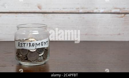 Sparen Sie Geld für das Rentenkonzept mit Glas und Münzen Stockfoto
