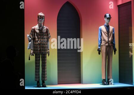 Mailand, Italien - 13. Januar 2020: Gucci Outfits in einer Regenbogenfarben Vitrine Stockfoto