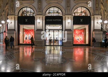 Mailand, Italien - 13. Januar 2020: Galleria Vittorio Emanuele II Louis Vuitton Vitrinen bei Nacht Stockfoto