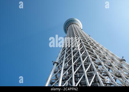 Ansicht von unten auf Tokyo Skytree Tower. Sumida Station, Tokio, Japan. Stockfoto