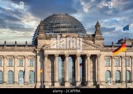 Das Reichstagsgebäude, Sitz des Deutschen Bundestages und des Deutschen Bundestages, mit der Aufschrift "das deutsche Volk" Stockfoto
