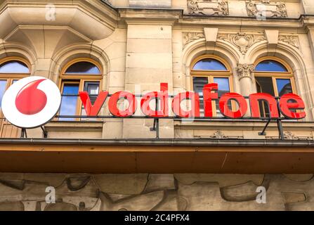 FURTH, DEUTSCHLAND: Logo von Vodafone - Vodafone ist ein britisches multinationales Telekommunikationsunternehmen und eines der weltweit größten Mobilfunkunternehmen Stockfoto