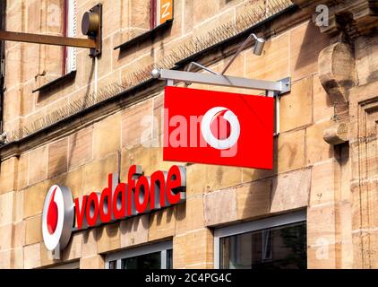 FURTH, DEUTSCHLAND: Logo von Vodafone - Vodafone ist ein britisches multinationales Telekommunikationsunternehmen und eines der weltweit größten Mobilfunkunternehmen Stockfoto
