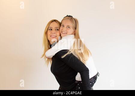 Mutter mit ihrer Tochter im Couscous Spaß haben Stockfoto