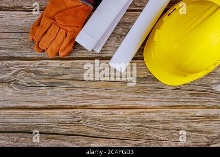 Architekt arbeitet mit Blaupausen im Büro Ansicht Satz von schützenden Arbeitskleidung arbeiten auf gelben Hut Stockfoto