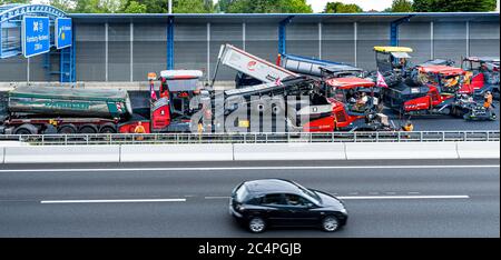 Hamburg, Deutschland. Juni 2020. Straßenbaumaschinen legen Asphalt auf der Autobahn 7. Trotz der Bauarbeiten mit vollständiger Schließung der Autobahn A7 bei Hamburg-Schnelsen Richtung Süden gab es am Sonntag kaum Stau auf den Umleitung-Strecken. Die Asphaltarbeiten am letzten Abschnitt der erweiterten A7 hatten wie geplant am Samstagnachmittag begonnen. Die A7 von Quickborn bis zum Anschlusspunkt Hamburg-Nordwest ist somit bis Montagmorgen, 8.00 Uhr, nach Süden vollständig gesperrt. Quelle: Markus Scholz/dpa/Alamy Live News Stockfoto