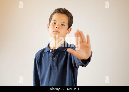 Kleiner Junge macht die Stop Hand Geste Stockfoto