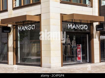 Furth, Deutschland : Mango Shop. MANGO, ist ein Bekleidungsdesign- und Herstellungsunternehmen, gegründet in Barcelona, Spanien. Stockfoto