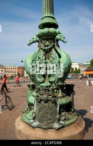 Basis einer bronzenen Straßenlaterne in Göteborg, Schweden Stockfoto