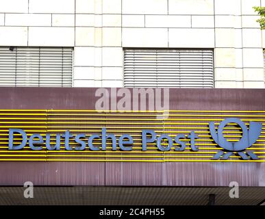 Furth, DEUTSCHLAND : das Logo der Marke 'Deutsche Post' an einer Lieferstelle in Hersbruck. Deutsche Post, DHL ist das weltweit größte Kurierunternehmen. Be Stockfoto