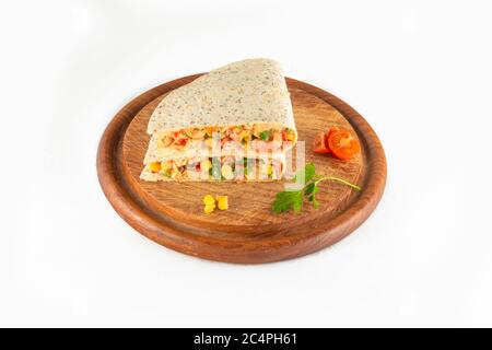 Mexikanische quesadilla mit Huhn, Käse und Paprika auf hölzernen Tisch. Stockfoto