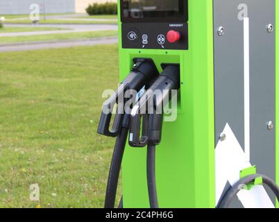 Ladestationen für Elektroautos auf der Straße. Elektroauto Konzept. Stockfoto