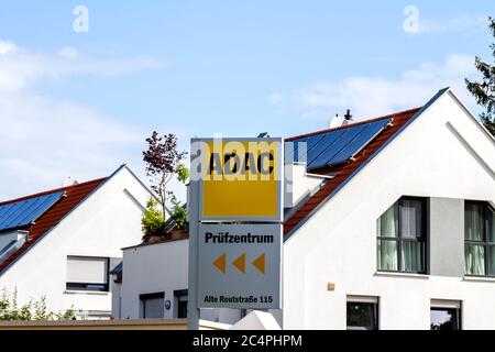 Furth, DEUTSCHLAND: ADAC-Logo. Der ADAC ist ein Automobilclub in Deutschland, der 1903 gegründet wurde. Es ist der größte Automobilclub in Europa Stockfoto
