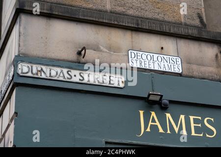 Eine Aktivistengruppe hat alternative Straßenschilder auf Straßen mit Verbindungen zum ScotlandÕs Sklavenhandel auf Dundas Street, Edinburgh Schottland angebracht Stockfoto