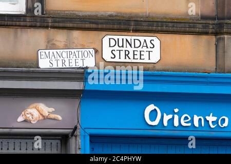 Eine Aktivistengruppe hat alternative Straßenschilder auf Straßen mit Verbindungen zum ScotlandÕs Sklavenhandel auf Dundas Street, Edinburgh Schottland angebracht Stockfoto