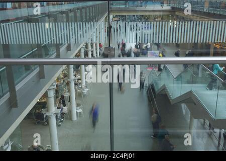 Ein geschäftiges St Pancras International Station in London. Stockfoto