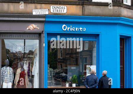 Eine Aktivistengruppe hat alternative Straßenschilder auf Straßen mit Verbindungen zum ScotlandÕs Sklavenhandel auf Dundas Street, Edinburgh Schottland angebracht Stockfoto