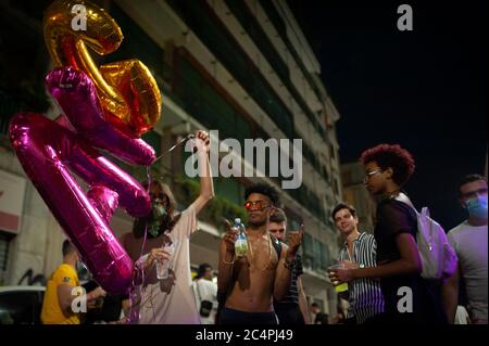 Mailand, Italien. Juni 2020. Teilnehmer mit Ballons während der Feier.Trotz der durch die Covid-19 Pandemie auferlegten Einschränkungen fand eine kleine Feier für die übliche Milano Pride Woche statt. Die LGBTQI-Gemeinde und ihre Unterstützer genossen eine entspannte Zeit in der Umgebung von Porta Venezia und brachten Leben in die Stadt. Kredit: SOPA Images Limited/Alamy Live Nachrichten Stockfoto