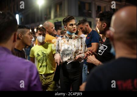 Mailand, Italien. Juni 2020. LGTBIQ-Gemeinschaft feiert auf der Straße Trotz der durch die Covid-19-Pandemie auferlegten Einschränkungen fand ein kleines Fest für die übliche Milano Pride Week statt. Die LGBTQI-Gemeinde und ihre Unterstützer genossen eine entspannte Zeit in der Umgebung von Porta Venezia und brachten Leben in die Stadt. Kredit: SOPA Images Limited/Alamy Live Nachrichten Stockfoto