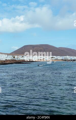 Blick auf La Graciosa/Graciosa Insel Hauptort Caleta del Sebo, Kanarische Inseln, Spanien Stockfoto