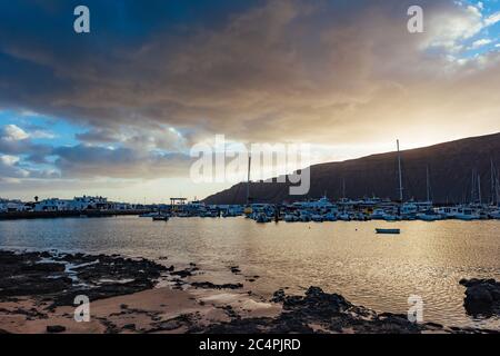 Der Hafen von La Graciosa / Graciosa Insel der wichtigsten Siedlung Caleta del Sebo Blick auf Lanzarote Insel, Kanarische Inseln, Spanien Stockfoto