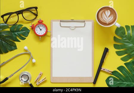 Vintage rote Uhr in Kaffee Zeit auf Krankenhaus Wissenschaft Büro Tisch Draufsicht Konzept leer leerer Arbeitsbereich mockup Display, Arzt bleiben und zu Hause arbeiten Stockfoto