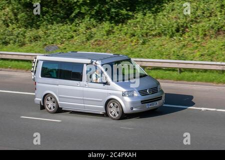 2009 Silber VW 2009 VW VOLKSWAGEN CALIFORNIA SE 2.5 TDI;; Fahrzeuge Verkehr bewegende Fahrzeuge, Touring Caravans und Reisemobile, Wohnmobil, Wohnmobil Freizeitfahrzeug, Familienurlaub, Caravanette Urlaub, Caravan Urlaub, van Umbauten, Leben auf der Straße, Autos fahren Fahrzeug auf britischen Straßen, Motoren, Fahren auf der Autobahn M6-Netz. Stockfoto