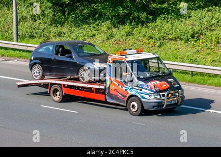 Ford Transit van T 350 MWB hohes Dach Straßenrand Erholung Autoträger. Fahrzeugverkehr Fahrzeuge bewegen, Autos fahren Fahrzeug auf britischen Straßen, Kunst & Kunstwerke auf dekorierten Motoren, Autofahren auf der Autobahn M6-Netz. Stockfoto