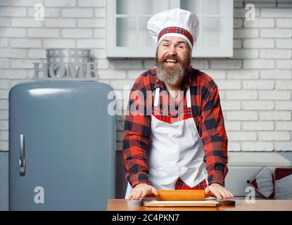 Professioneller Koch Kochen in der Küche zu Hause, Vorbereitung Abendessen Stockfoto